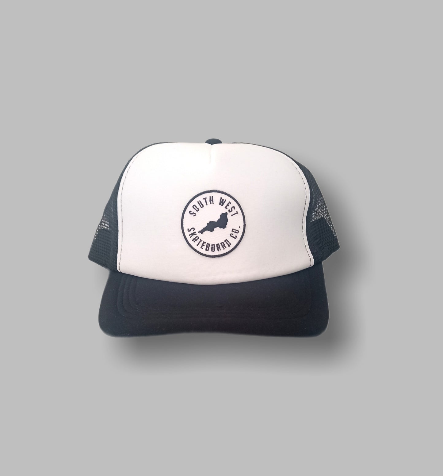 Black/white trucker hat